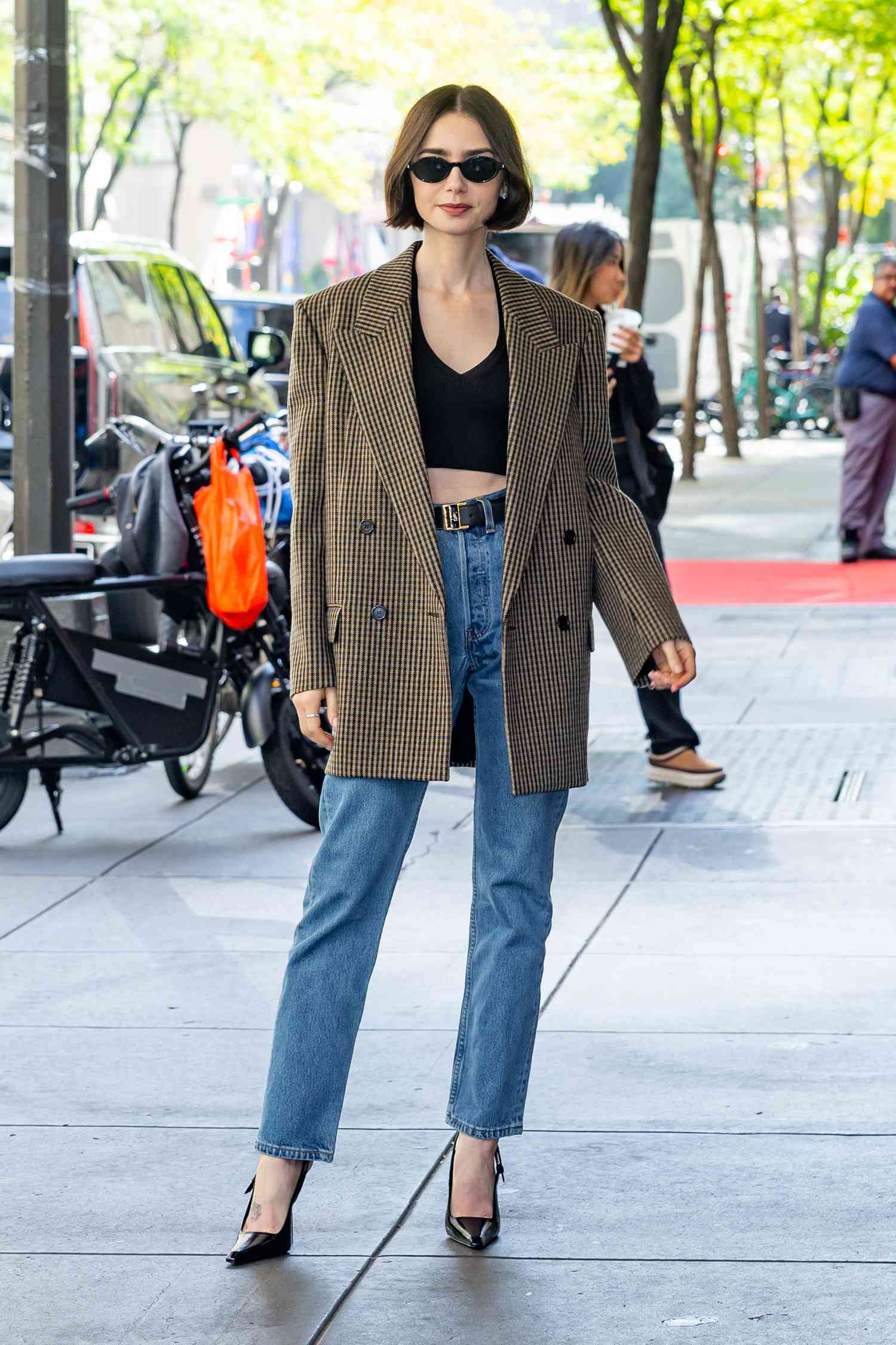 Lily Collins gợi ý những cách mặc áo blazer nổi bật cho độ tuổi U40- Ảnh 2.